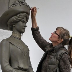 Ольга Шилова за работой в мастерской